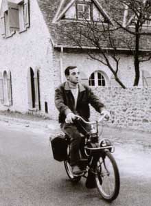 Charles Aznavour sur un Solex 1400