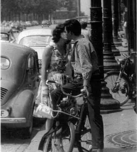 Les amoureux en Solex sur les Champs-Elysées