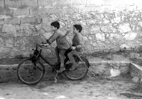 Enfants sur un Vélosolex 660