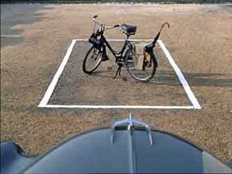 Le vélosolex sur le parking de l'usine 