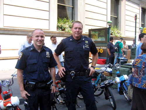 Des policiers New-Yorkais avec des Solex lors du Bastille Day