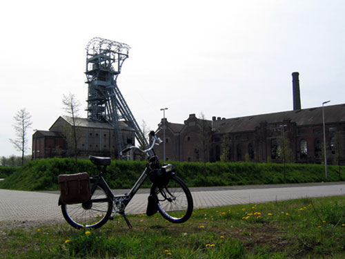 Un Solex 3800 devant le puits d'une mine en Belgique