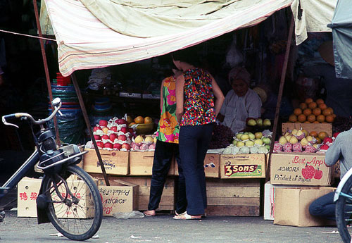 Un Solex au marché de Saïgon
